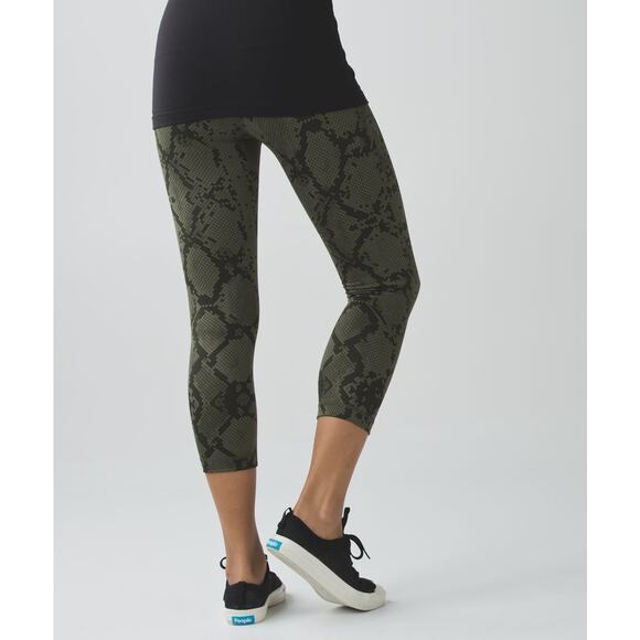 Lululemon Wunder Under Crop (Hi-Rise) Full-On Luon Size 2 - Picture 1 of 5